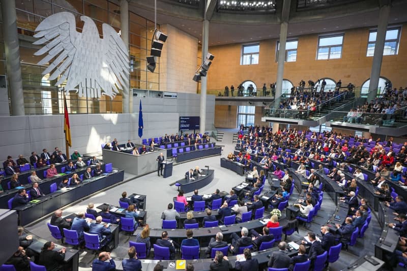 New limit to size of German parliament to save €125m per year