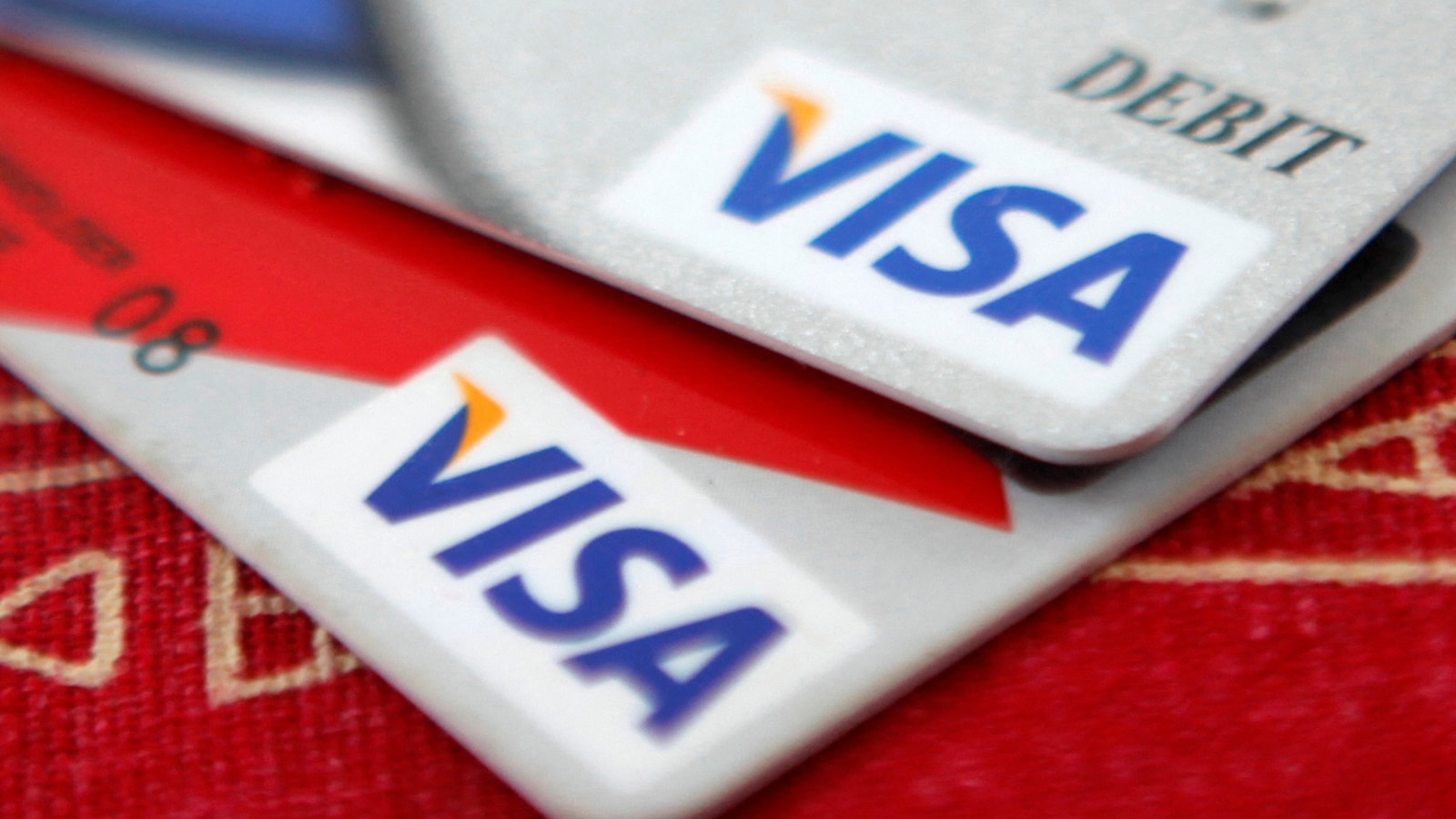 Americans’ credit card debt reaches new record high: New York Federal Reserve